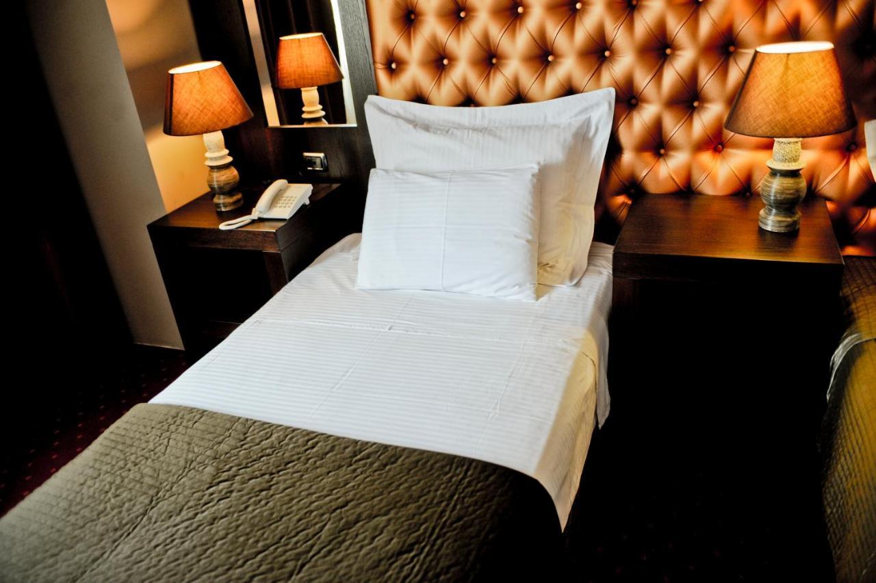 Hotel Doro City Тирана Екстер'єр фото