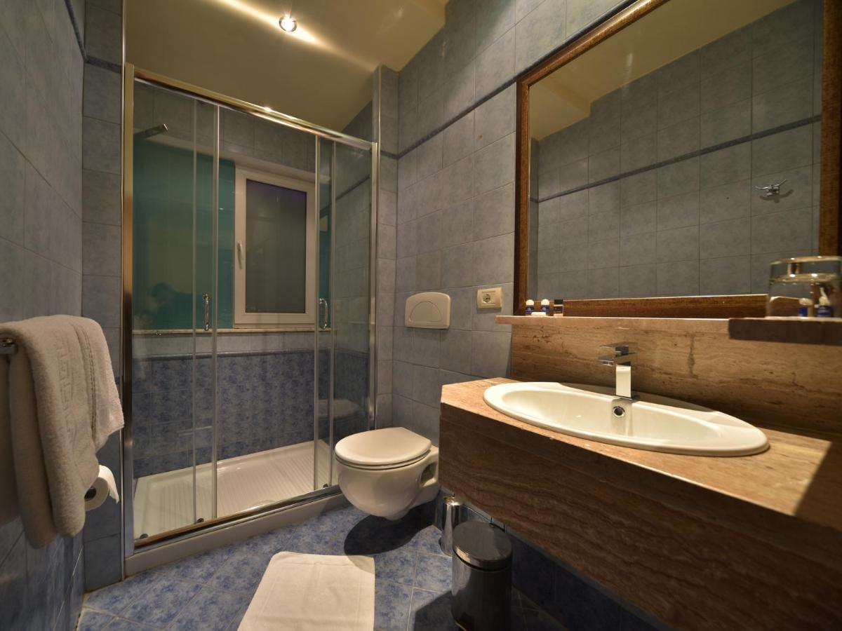 Hotel Doro City Тирана Екстер'єр фото