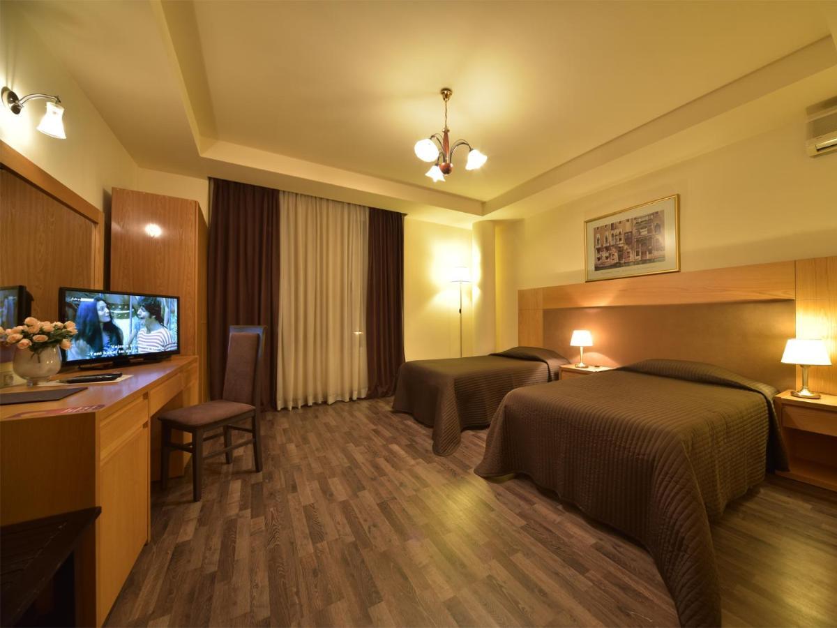 Hotel Doro City Тирана Екстер'єр фото