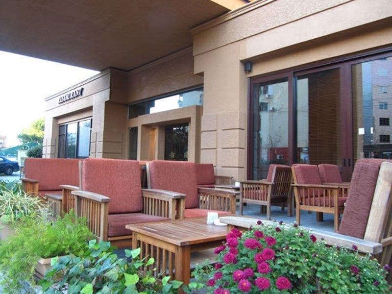 Hotel Doro City Тирана Екстер'єр фото