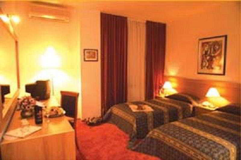 Hotel Doro City Тирана Екстер'єр фото