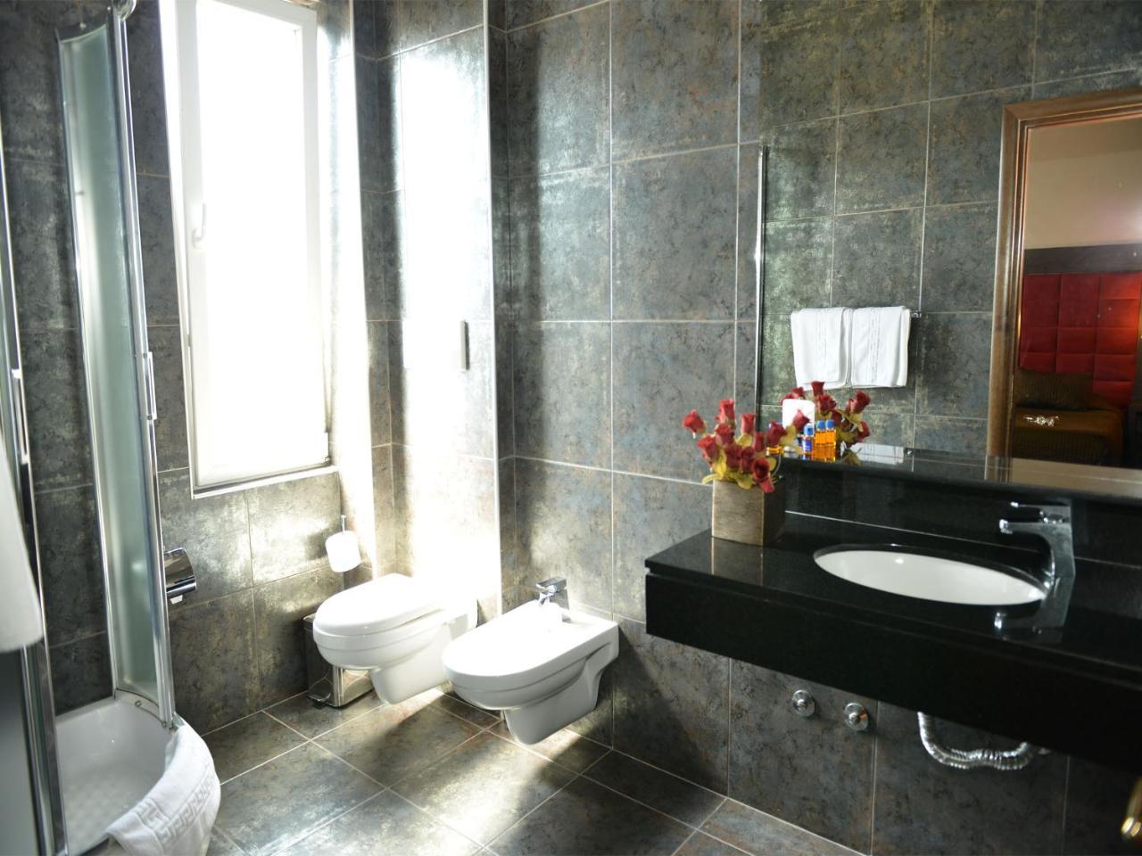 Hotel Doro City Тирана Екстер'єр фото